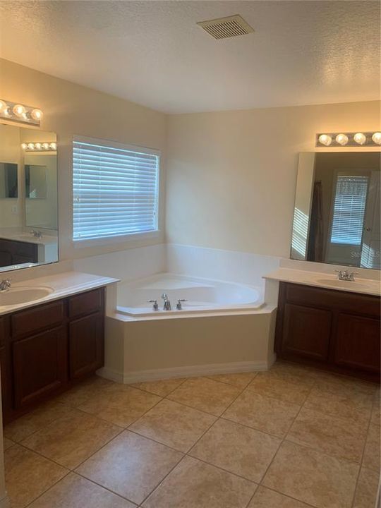 En Venta: $460,000 (4 camas, 2 baños, 2844 Pies cuadrados)