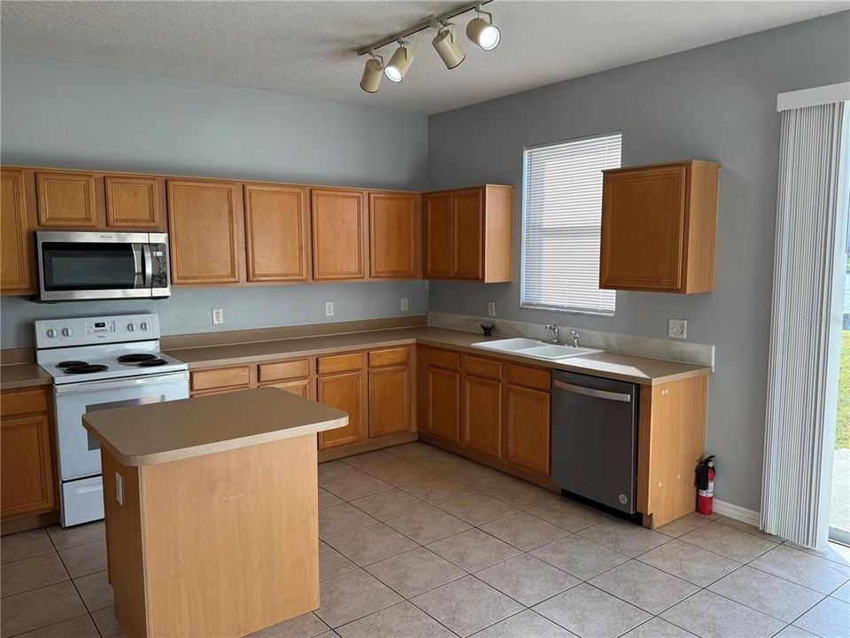 Activo con contrato: $2,395 (3 camas, 2 baños, 2490 Pies cuadrados)