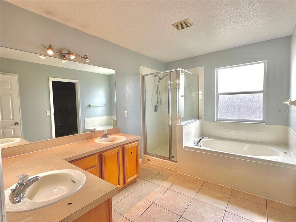 Activo con contrato: $2,395 (3 camas, 2 baños, 2490 Pies cuadrados)