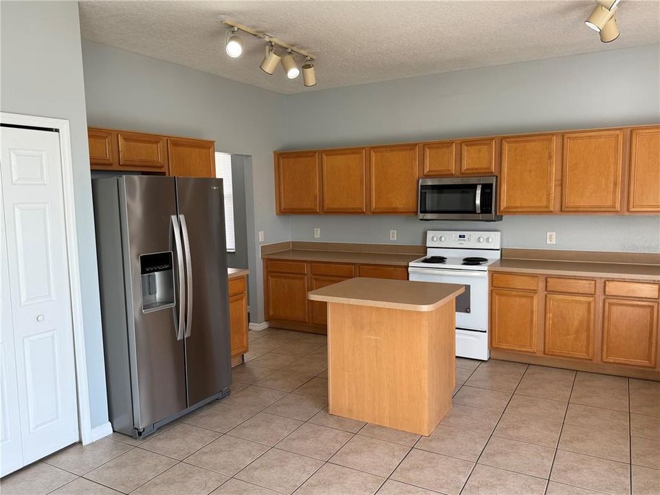 Activo con contrato: $2,395 (3 camas, 2 baños, 2490 Pies cuadrados)