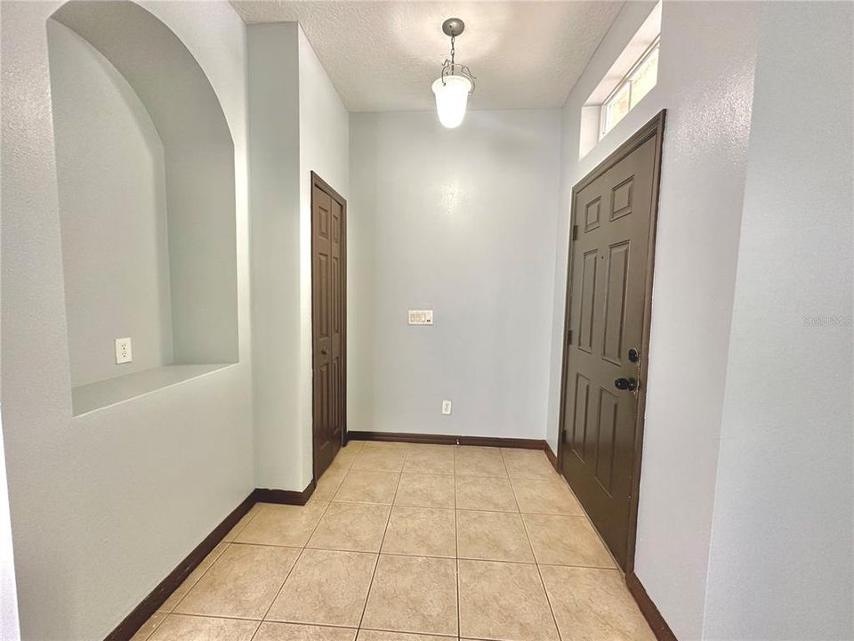 Activo con contrato: $2,395 (3 camas, 2 baños, 2490 Pies cuadrados)