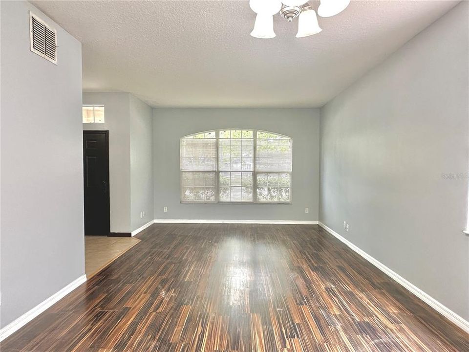 Activo con contrato: $2,395 (3 camas, 2 baños, 2490 Pies cuadrados)