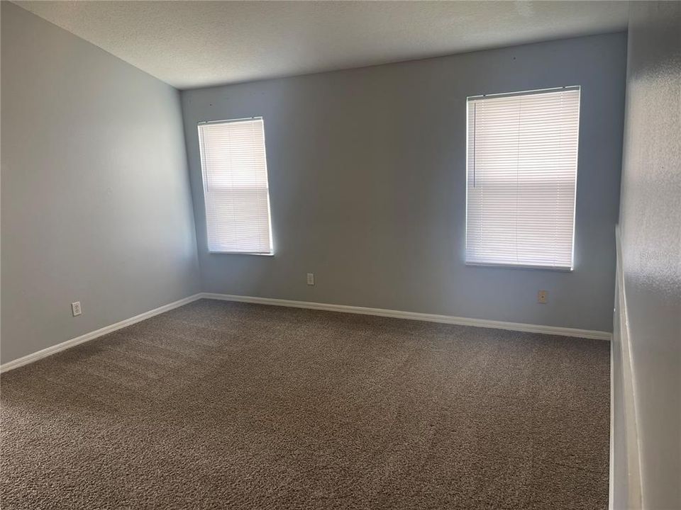 Activo con contrato: $2,395 (3 camas, 2 baños, 2490 Pies cuadrados)