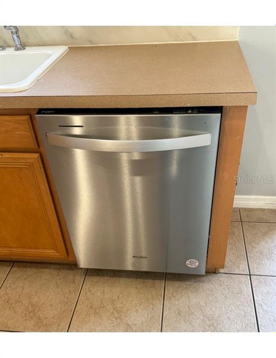 Activo con contrato: $2,395 (3 camas, 2 baños, 2490 Pies cuadrados)