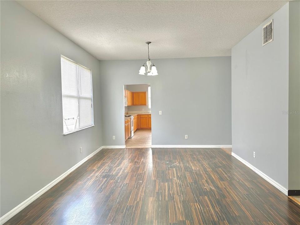 Activo con contrato: $2,395 (3 camas, 2 baños, 2490 Pies cuadrados)