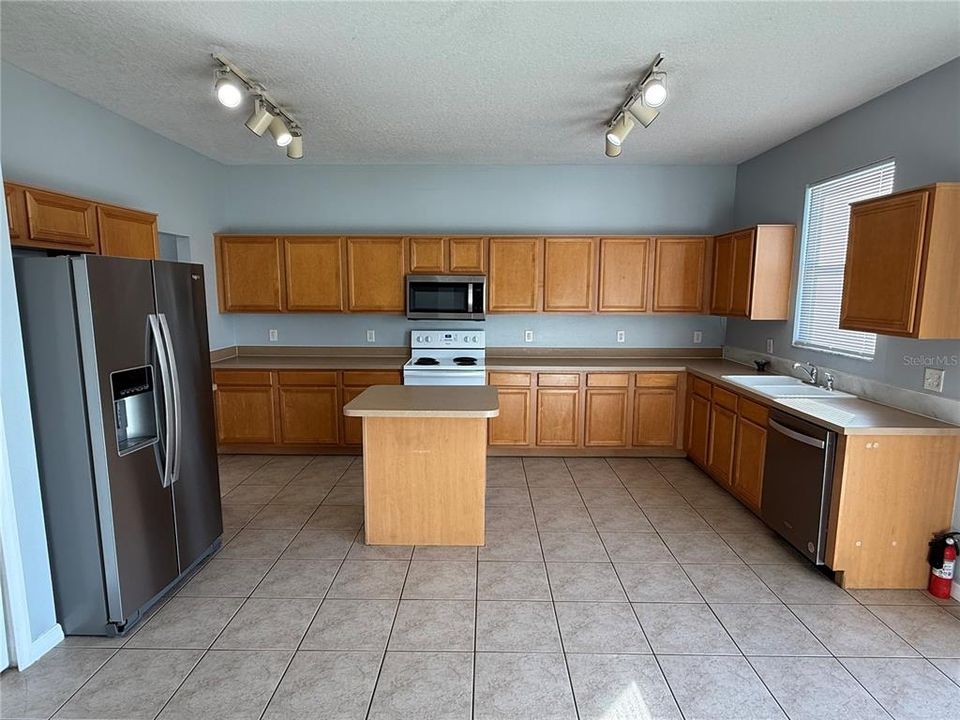 Activo con contrato: $2,395 (3 camas, 2 baños, 2490 Pies cuadrados)