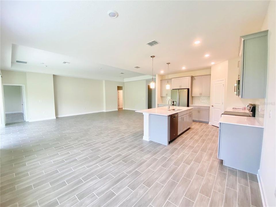 For Rent: $3,295 (4 beds, 3 baths, 2642 Square Feet)