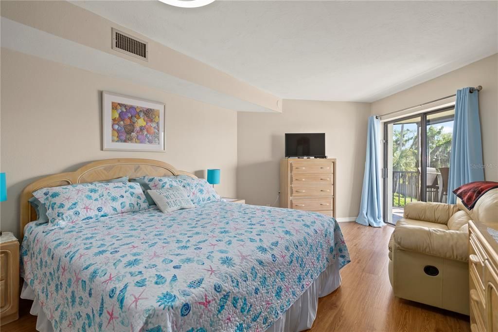 На продажу: $275,000 (2 спален, 2 ванн, 1276 Квадратных фут)