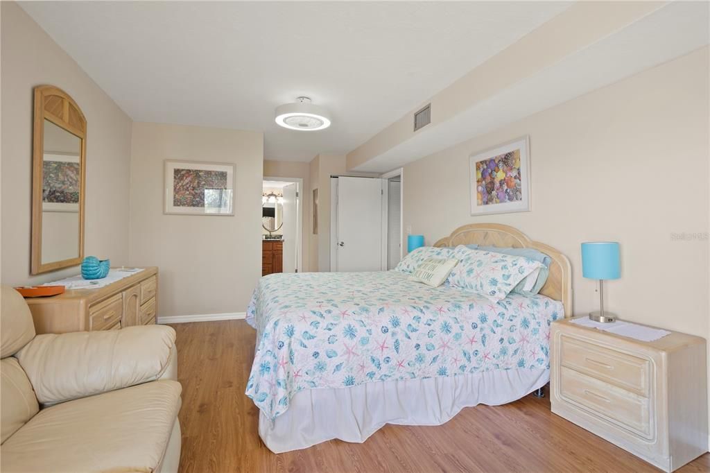 На продажу: $275,000 (2 спален, 2 ванн, 1276 Квадратных фут)