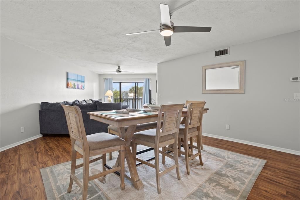 На продажу: $275,000 (2 спален, 2 ванн, 1276 Квадратных фут)