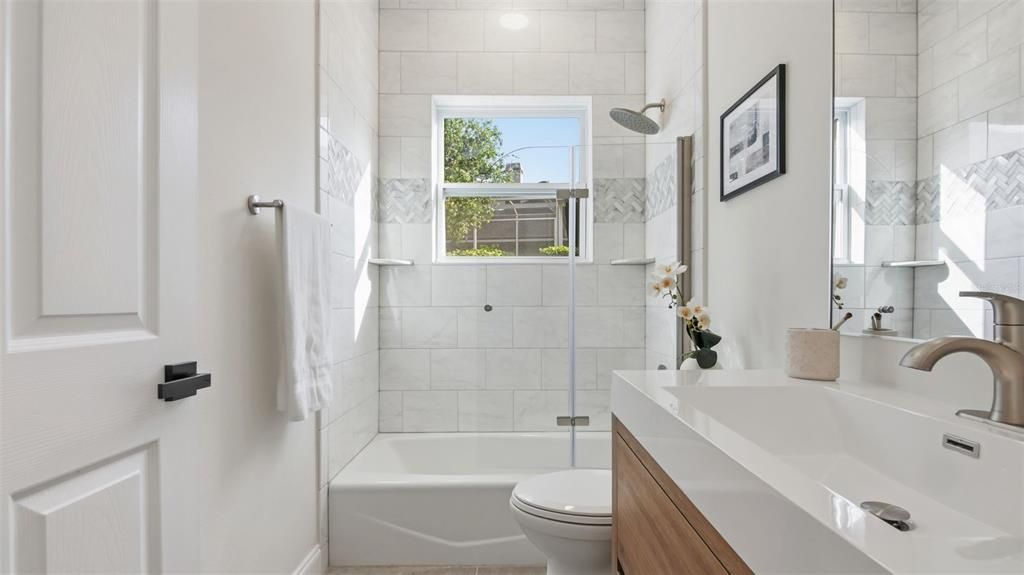 Под контрактом: $839,000 (4 спален, 3 ванн, 2598 Квадратных фут)