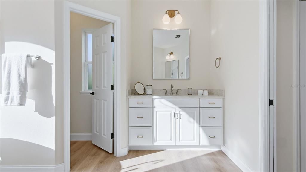 Под контрактом: $839,000 (4 спален, 3 ванн, 2598 Квадратных фут)