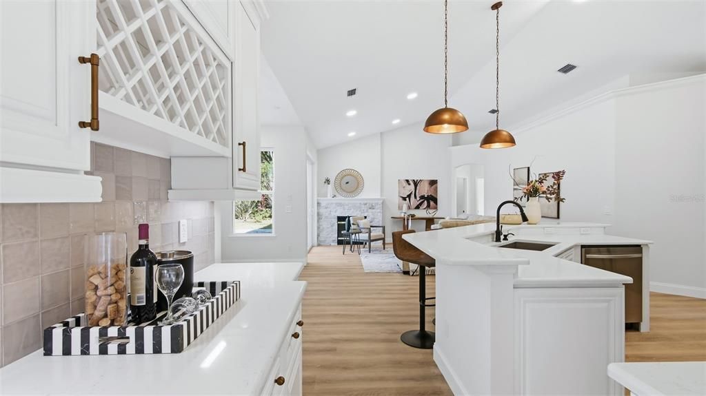 Под контрактом: $839,000 (4 спален, 3 ванн, 2598 Квадратных фут)