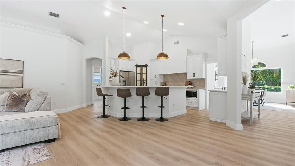 Под контрактом: $839,000 (4 спален, 3 ванн, 2598 Квадратных фут)