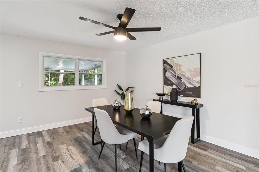 合同活跃: $400,000 (4 贝兹, 3 浴室, 2158 平方英尺)