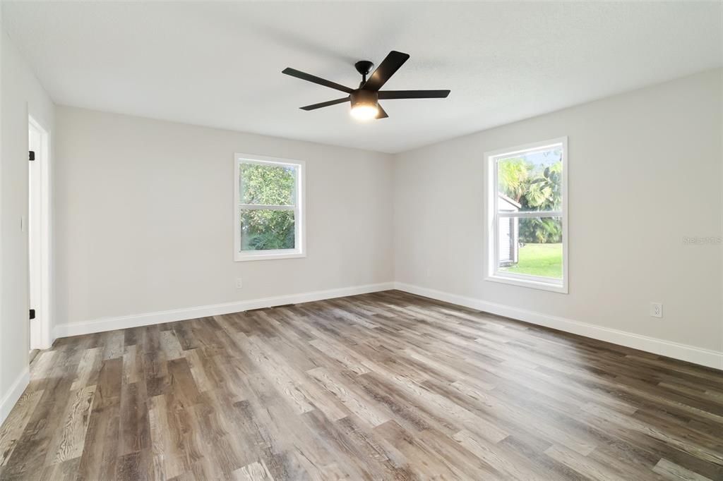 合同活跃: $400,000 (4 贝兹, 3 浴室, 2158 平方英尺)