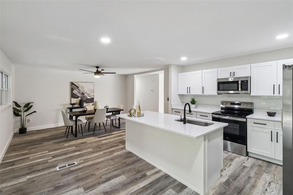 合同活跃: $400,000 (4 贝兹, 3 浴室, 2158 平方英尺)