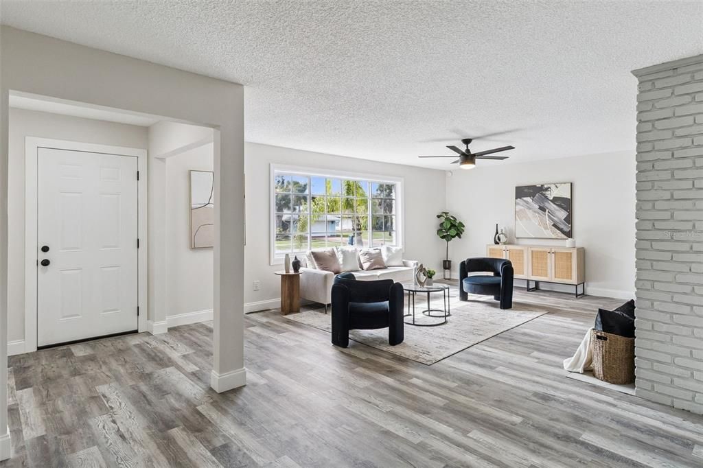 合同活跃: $400,000 (4 贝兹, 3 浴室, 2158 平方英尺)