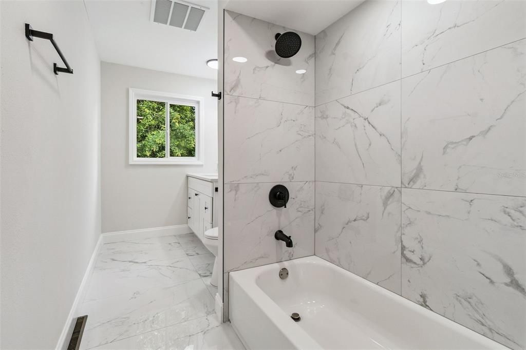 合同活跃: $400,000 (4 贝兹, 3 浴室, 2158 平方英尺)