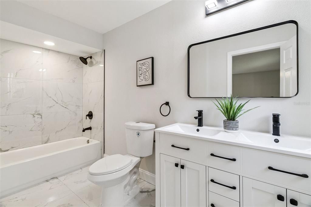 合同活跃: $400,000 (4 贝兹, 3 浴室, 2158 平方英尺)