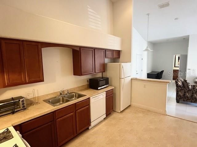 For Sale: $230,000 (2 beds, 2 baths, 1057 Square Feet)
