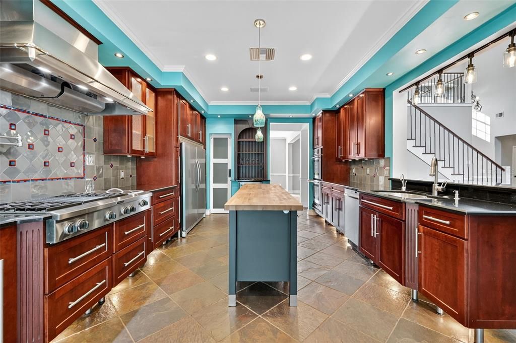 合同活跃: $769,000 (4 贝兹, 3 浴室, 3315 平方英尺)