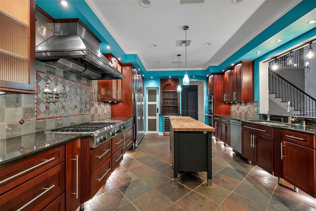 合同活跃: $769,000 (4 贝兹, 3 浴室, 3315 平方英尺)