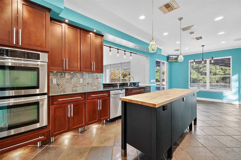 合同活跃: $769,000 (4 贝兹, 3 浴室, 3315 平方英尺)