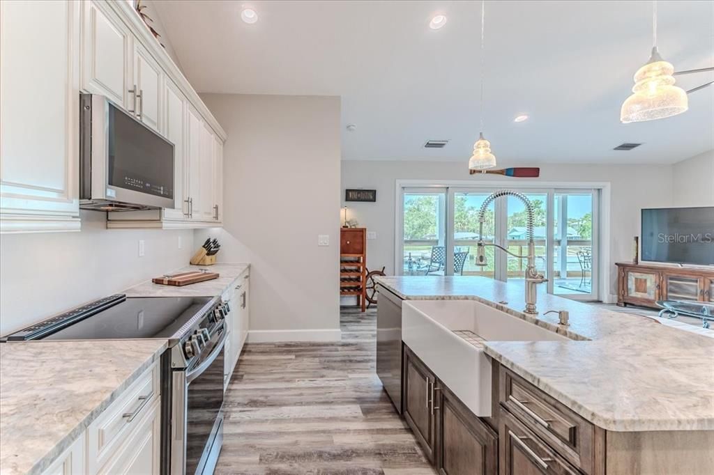 For Sale: $699,000 (2 beds, 2 baths, 1686 Square Feet)