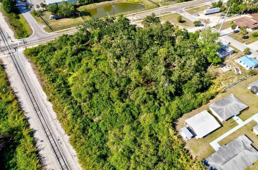 На продажу: $425,000 (1.28 acres)