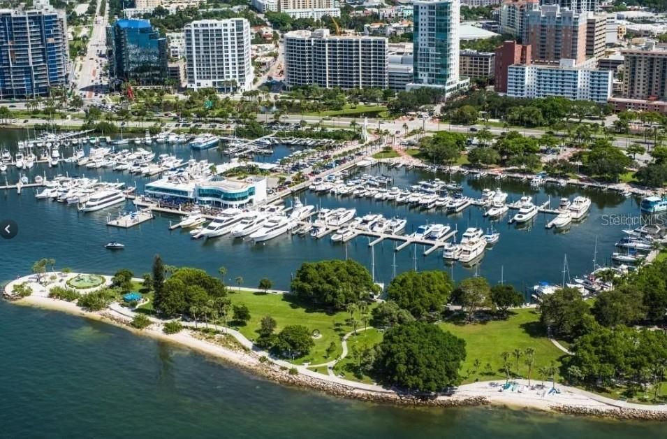 На продажу: $425,000 (1.28 acres)