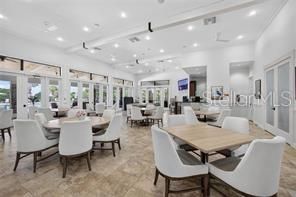 合同活跃: $949,000 (2 贝兹, 2 浴室, 2120 平方英尺)