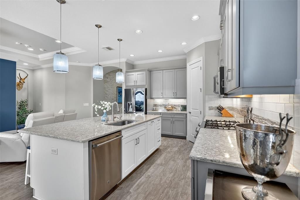 合同活跃: $949,000 (2 贝兹, 2 浴室, 2120 平方英尺)