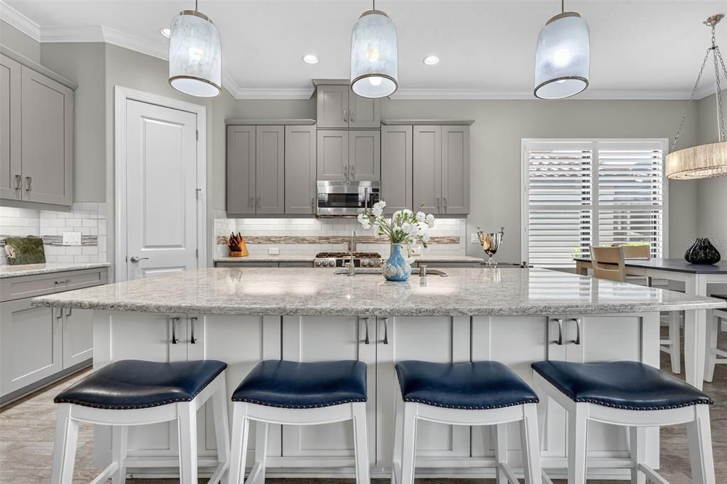 合同活跃: $949,000 (2 贝兹, 2 浴室, 2120 平方英尺)