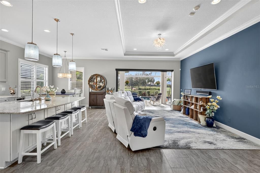 合同活跃: $949,000 (2 贝兹, 2 浴室, 2120 平方英尺)