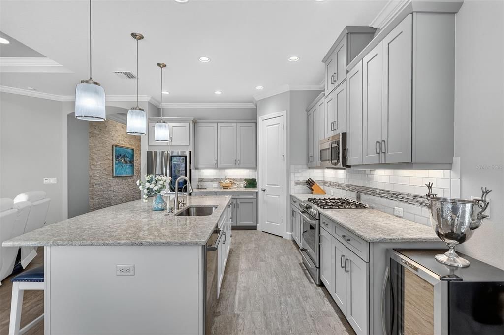 合同活跃: $949,000 (2 贝兹, 2 浴室, 2120 平方英尺)