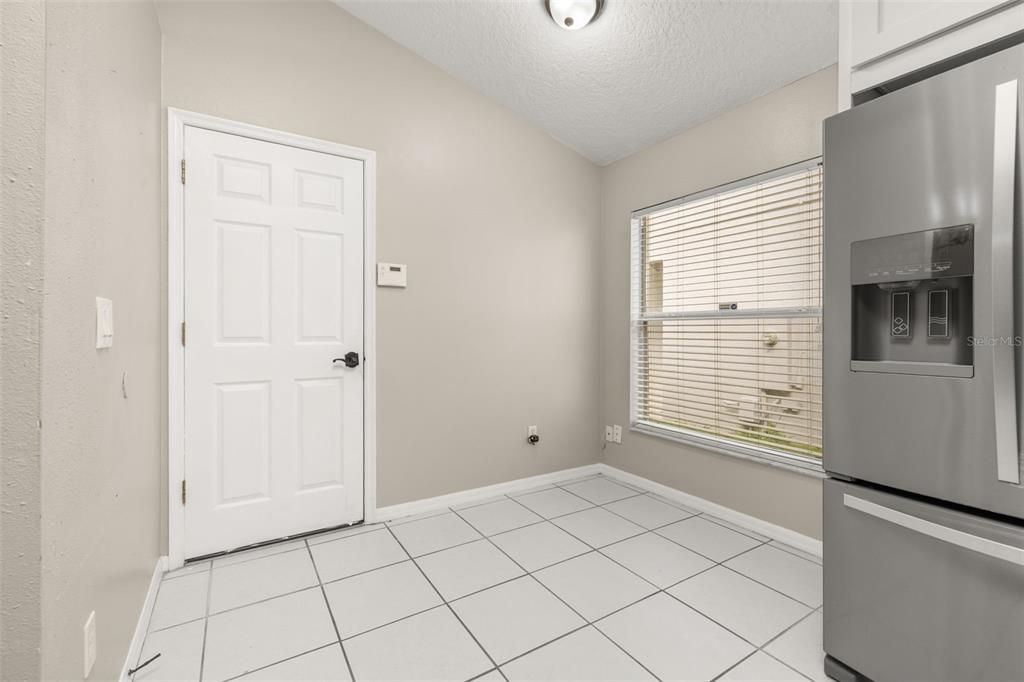 合同活跃: $425,000 (3 贝兹, 2 浴室, 1571 平方英尺)