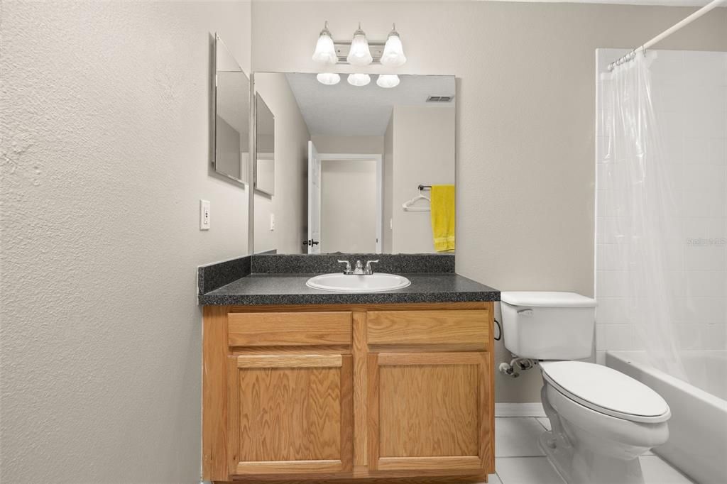 合同活跃: $425,000 (3 贝兹, 2 浴室, 1571 平方英尺)