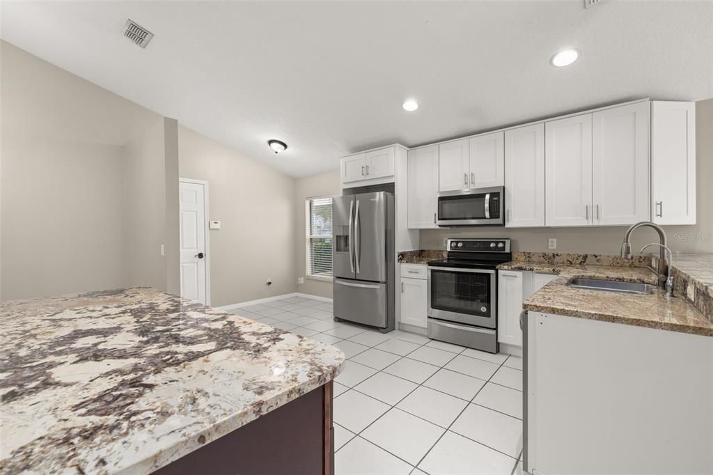 合同活跃: $425,000 (3 贝兹, 2 浴室, 1571 平方英尺)