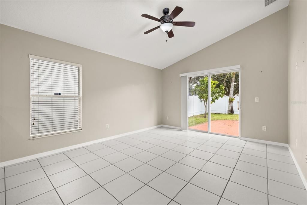 合同活跃: $425,000 (3 贝兹, 2 浴室, 1571 平方英尺)