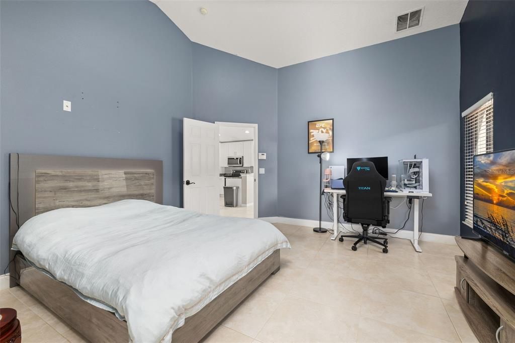 合同活跃: $425,000 (3 贝兹, 2 浴室, 1571 平方英尺)