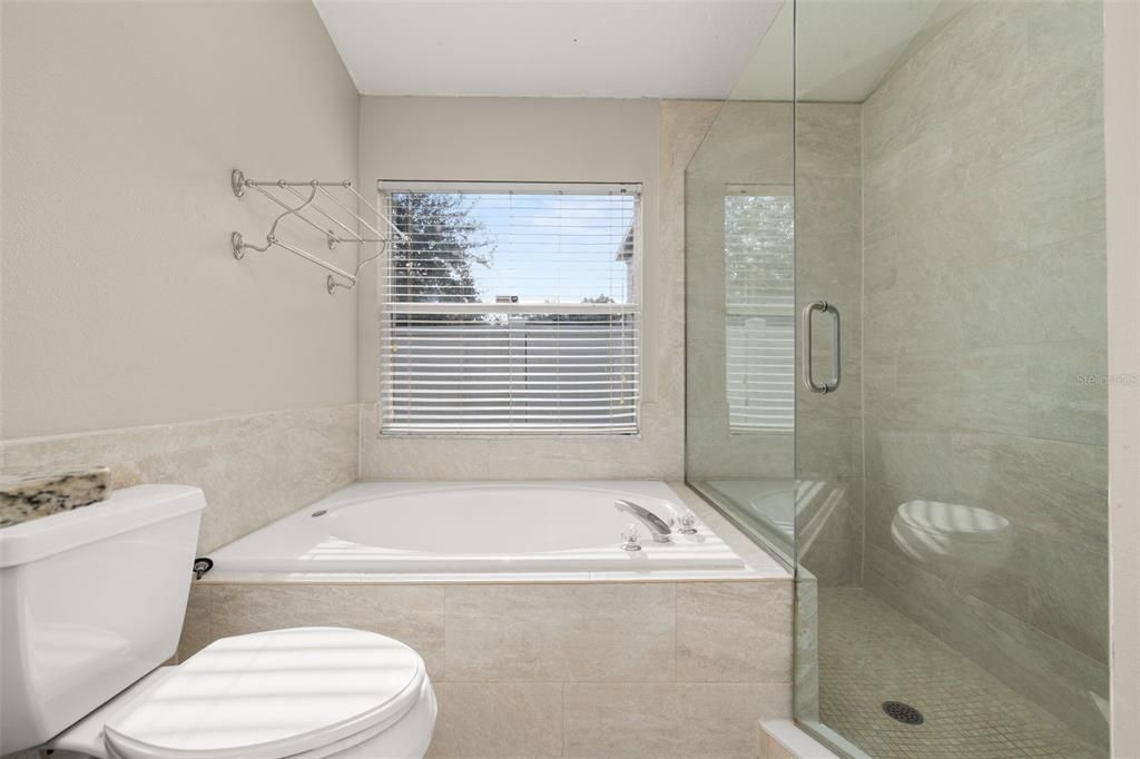 合同活跃: $425,000 (3 贝兹, 2 浴室, 1571 平方英尺)