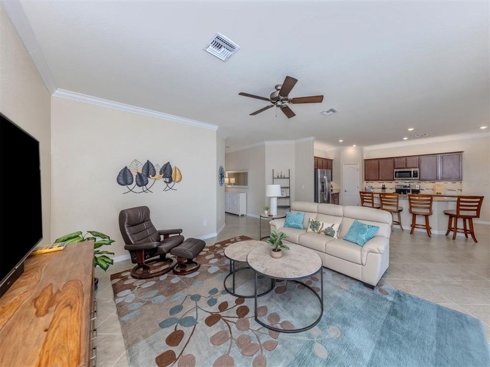 合同活跃: $449,900 (2 贝兹, 2 浴室, 1907 平方英尺)