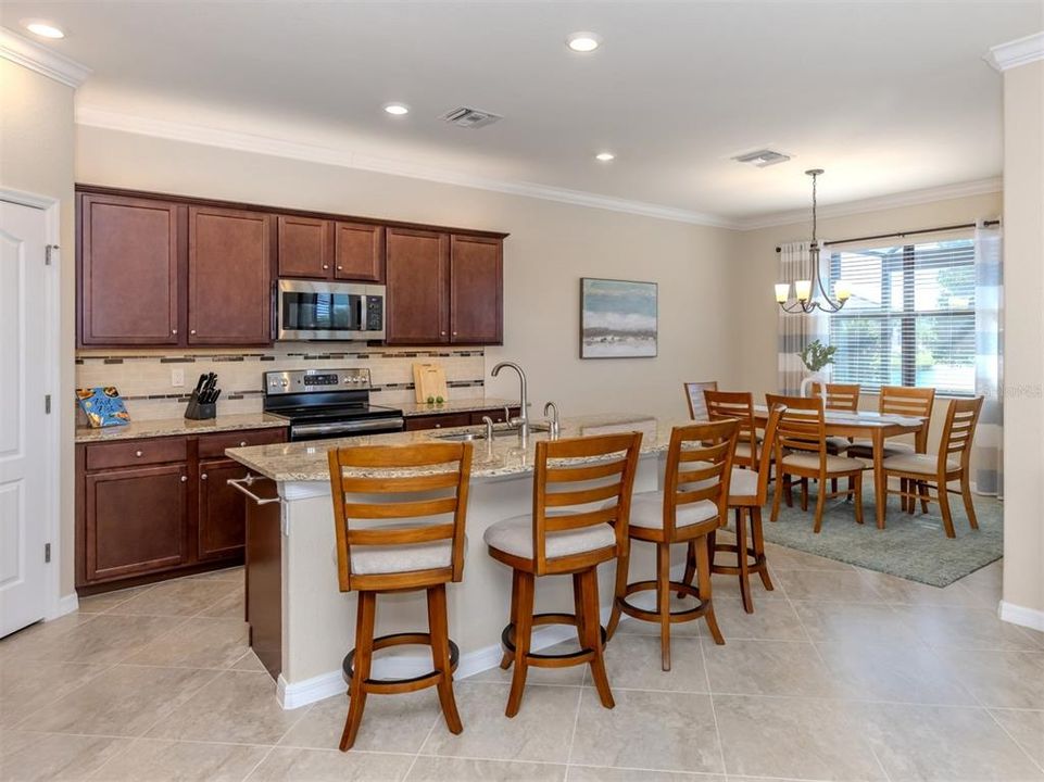 合同活跃: $449,900 (2 贝兹, 2 浴室, 1907 平方英尺)