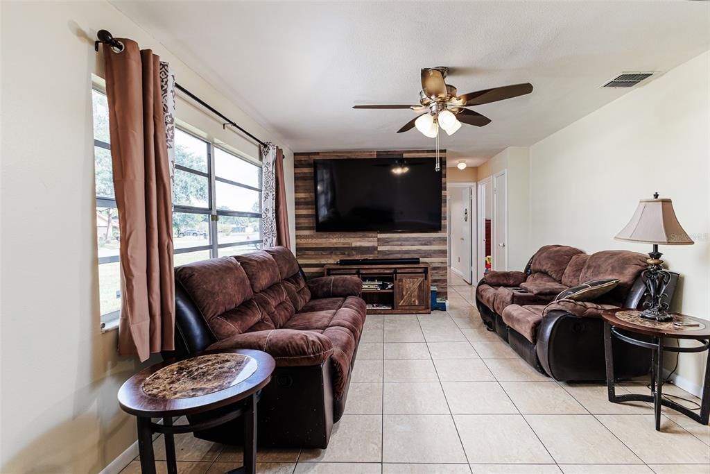 На продажу: $285,000 (3 спален, 2 ванн, 1204 Квадратных фут)