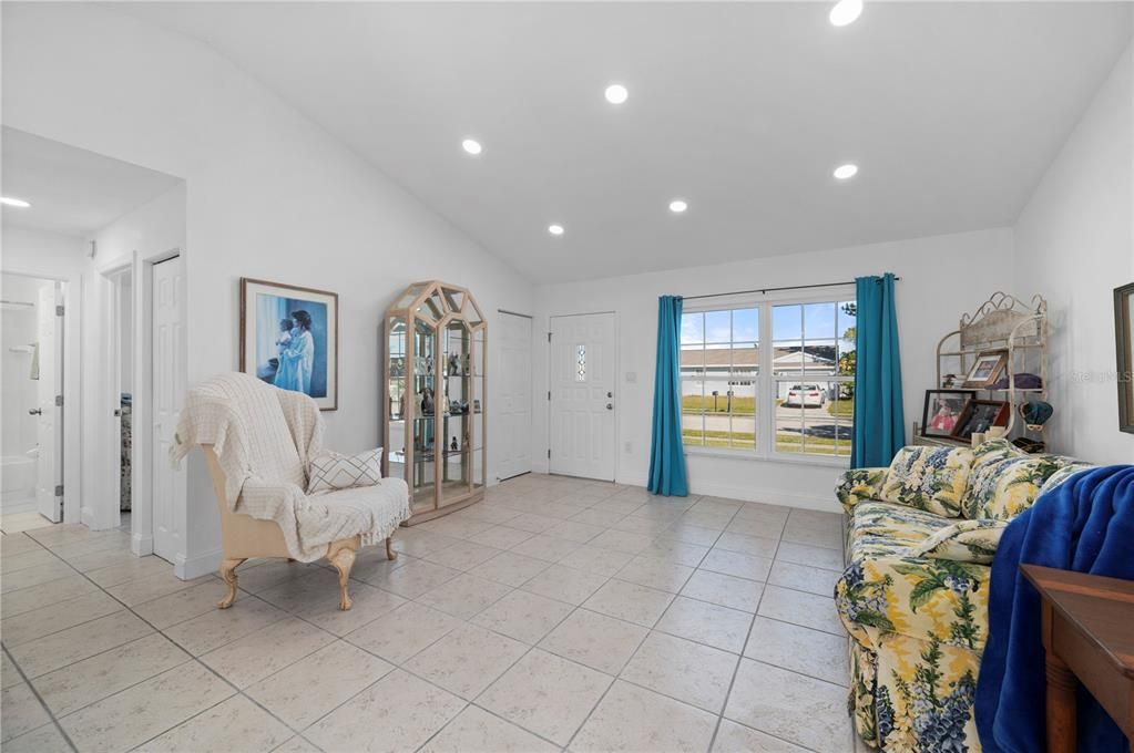 For Sale: $295,000 (2 beds, 2 baths, 1299 Square Feet)