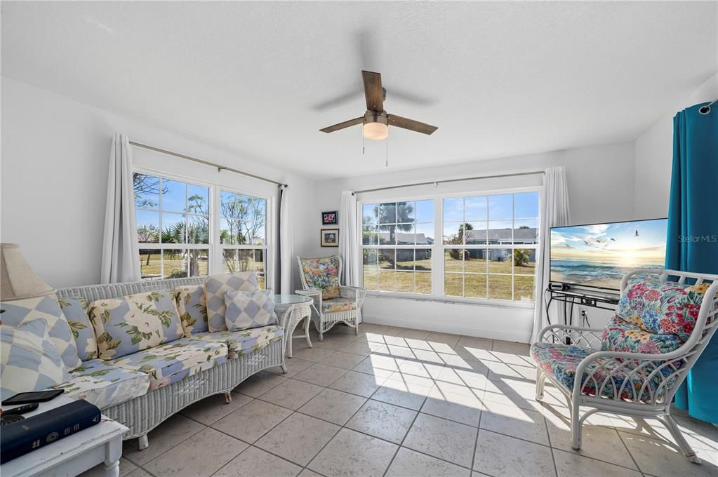 For Sale: $295,000 (2 beds, 2 baths, 1299 Square Feet)