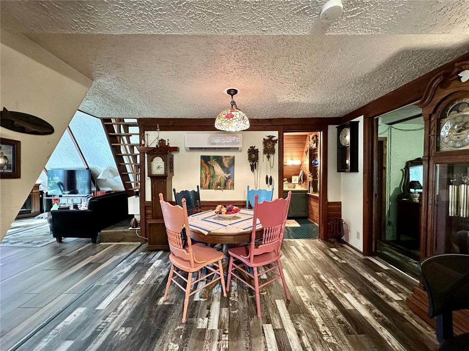 На продажу: $250,000 (2 спален, 1 ванн, 1256 Квадратных фут)