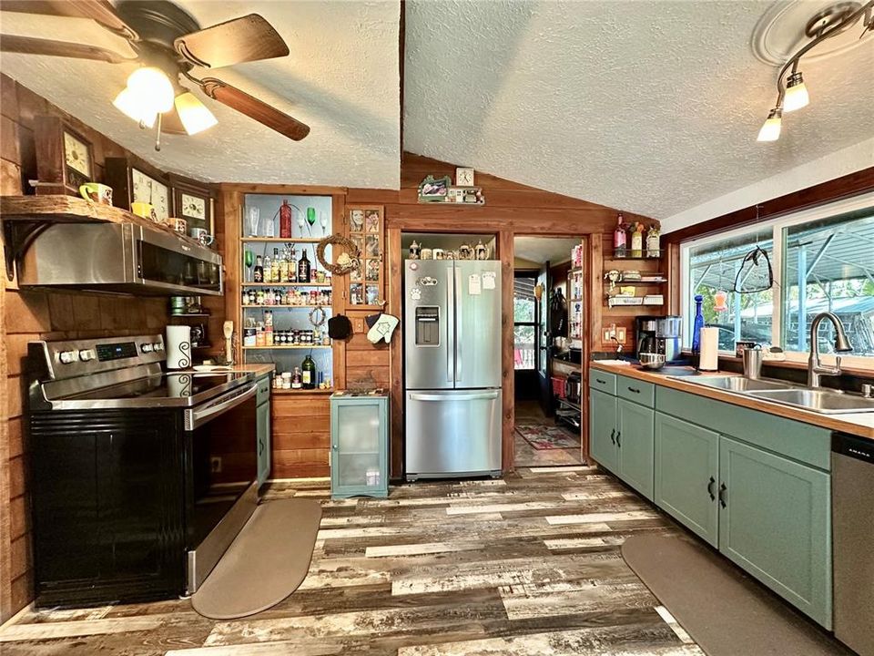 На продажу: $250,000 (2 спален, 1 ванн, 1256 Квадратных фут)