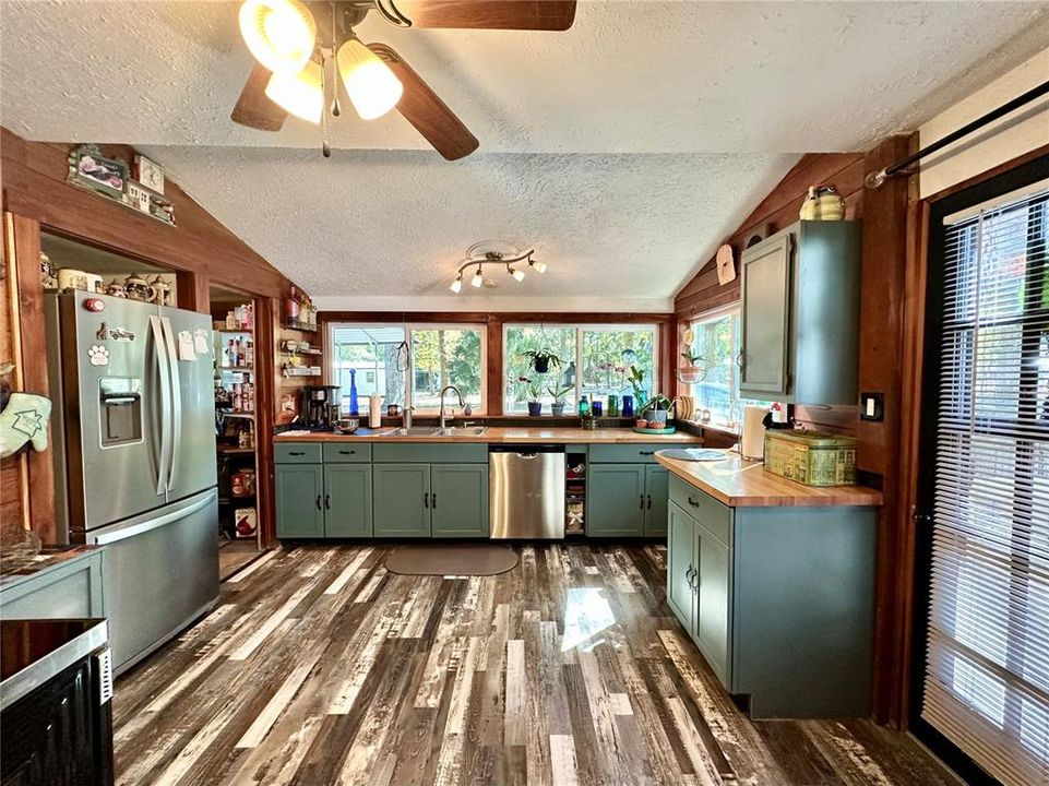 На продажу: $250,000 (2 спален, 1 ванн, 1256 Квадратных фут)